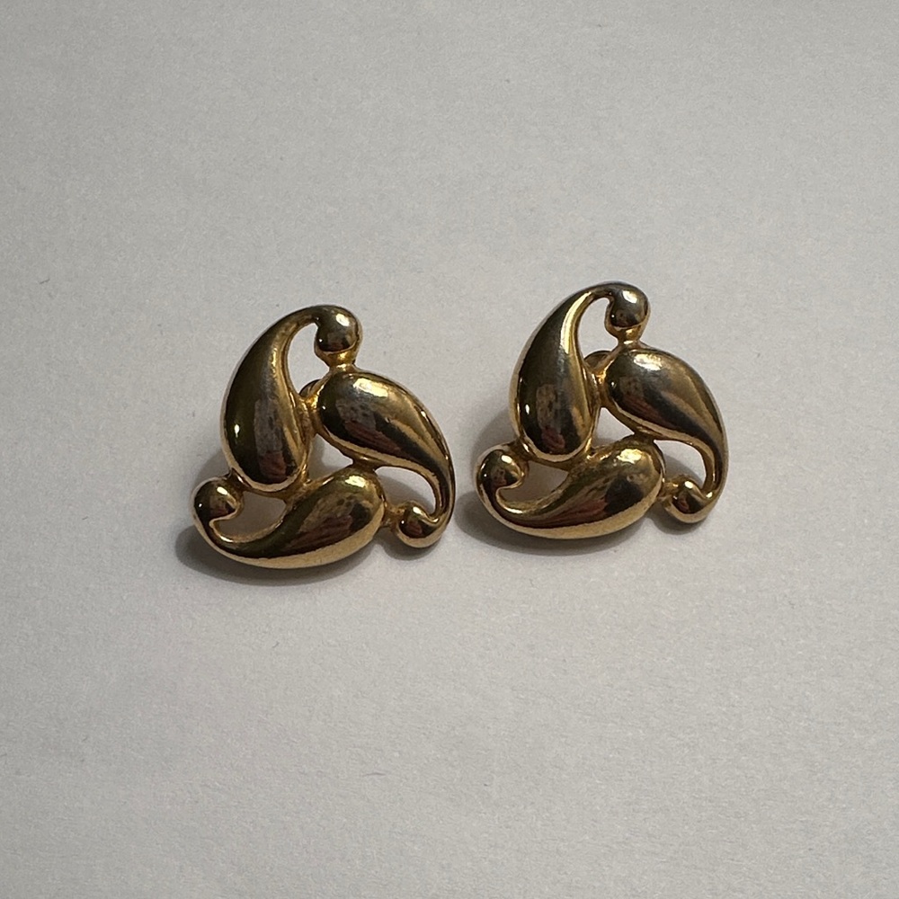 Vintage Elegant pierced ear Gold Leaf Earrings